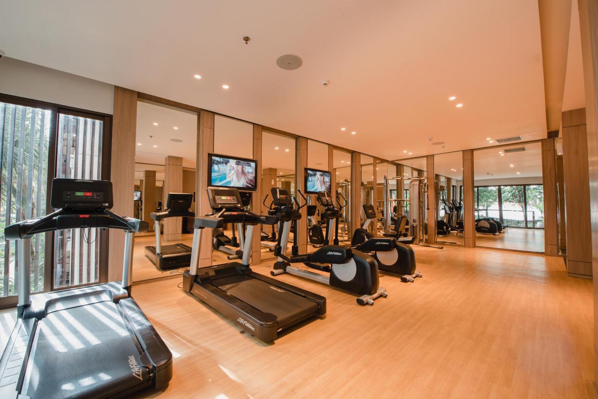 Ramayana Suites And Resort Kuta Lombok Exteriör bild The gym at the hotel